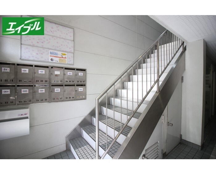 物件外観写真6　(エントランス部分)