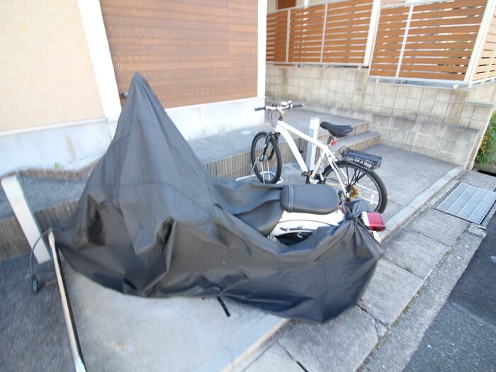 物件外観写真4　(駐輪場)