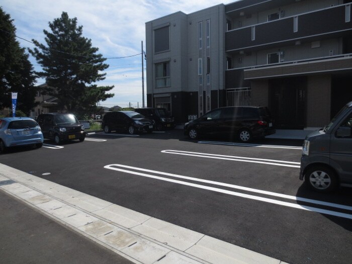 物件外観写真3　(駐車場)