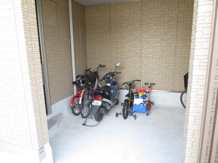 物件外観写真4　(駐輪場)