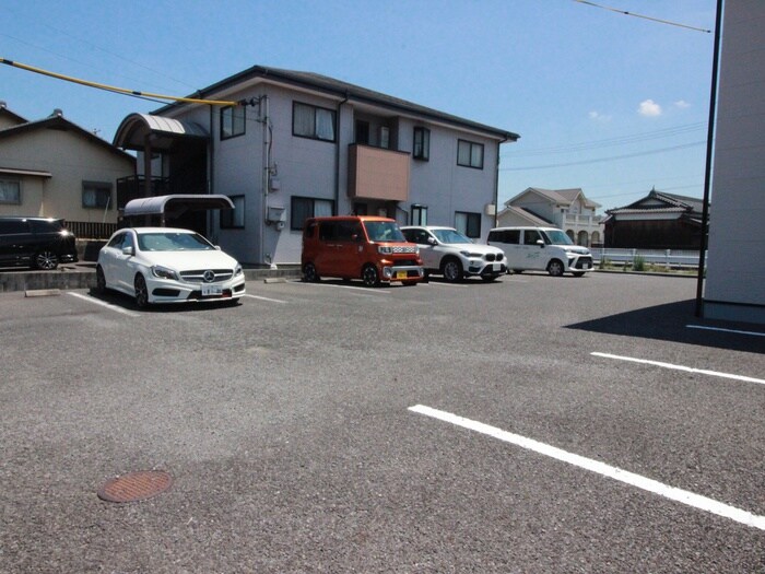 物件外観写真3　(駐車場)