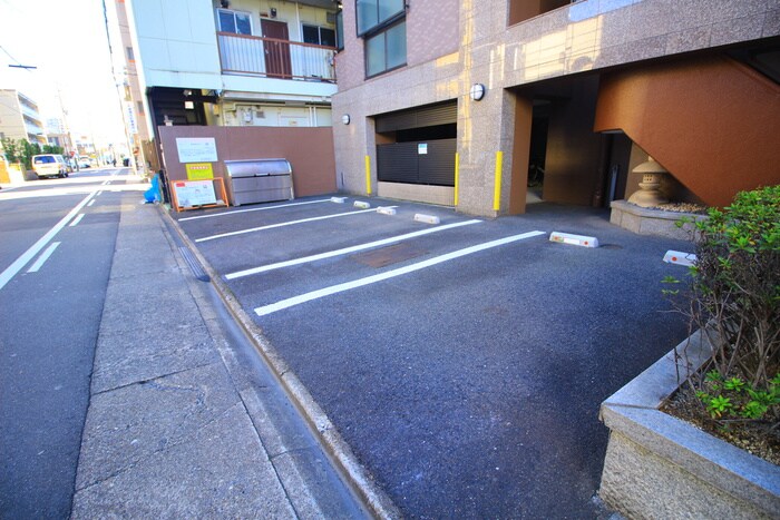 物件外観写真3　(駐車場)