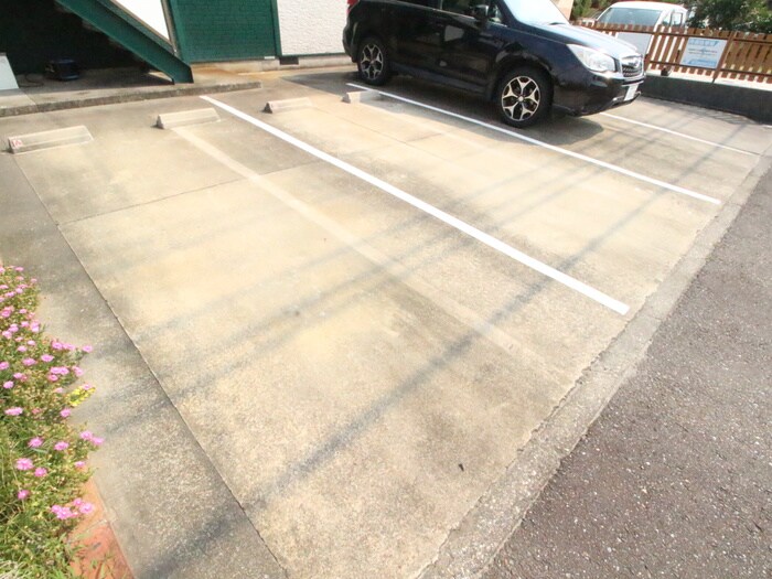 物件外観写真3　(駐車場)