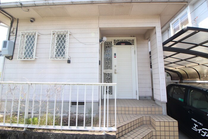 物件外観写真4　(エントランス部分)