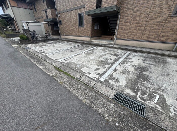 物件外観写真3　(駐車場)
