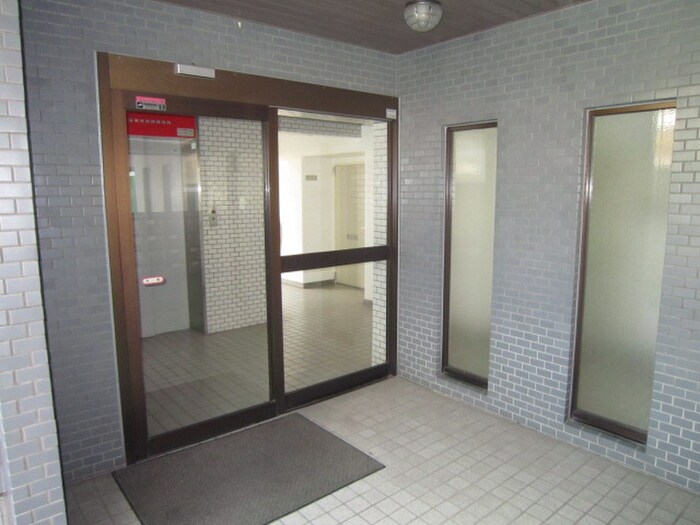 物件外観写真4　(エントランス部分)