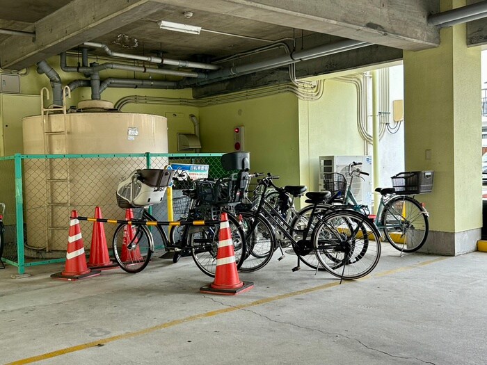 物件外観写真4　(駐輪場)
