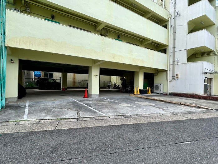 物件外観写真5　(駐車場)