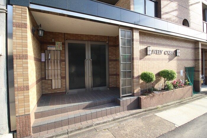 物件外観写真2　(エントランス部分)