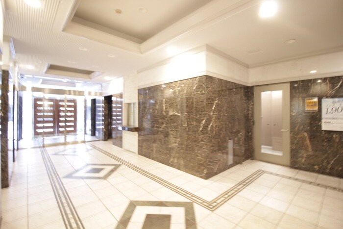 物件外観写真1　(エントランス部分)