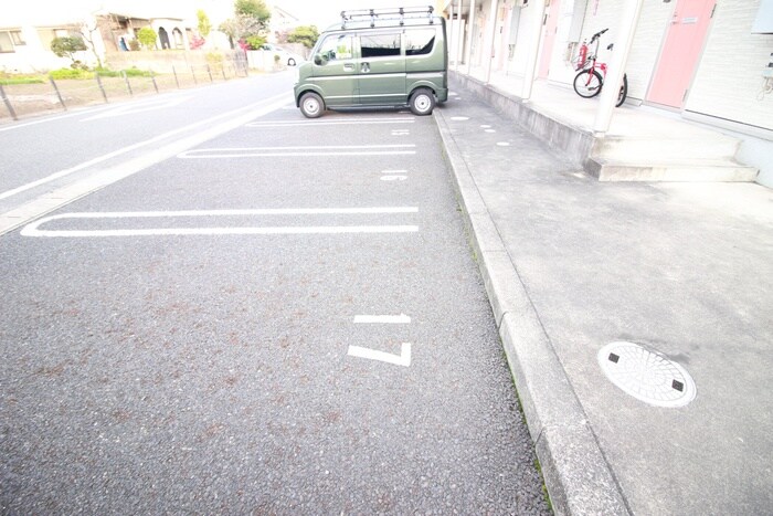 物件外観写真5　(駐車場)