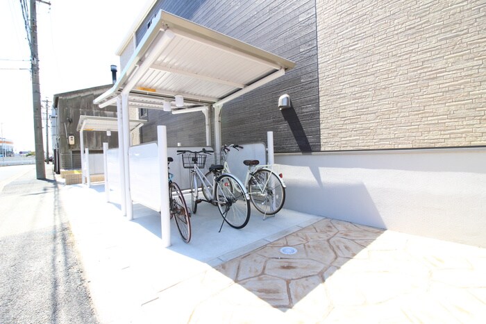 物件外観写真4　(駐輪場)