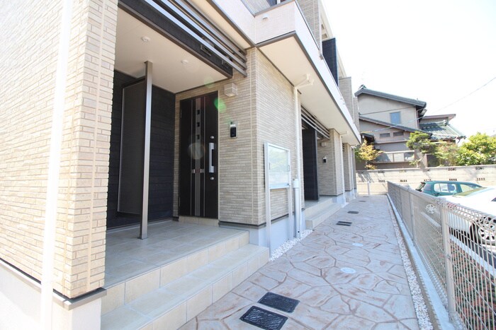 物件外観写真5　(エントランス部分)