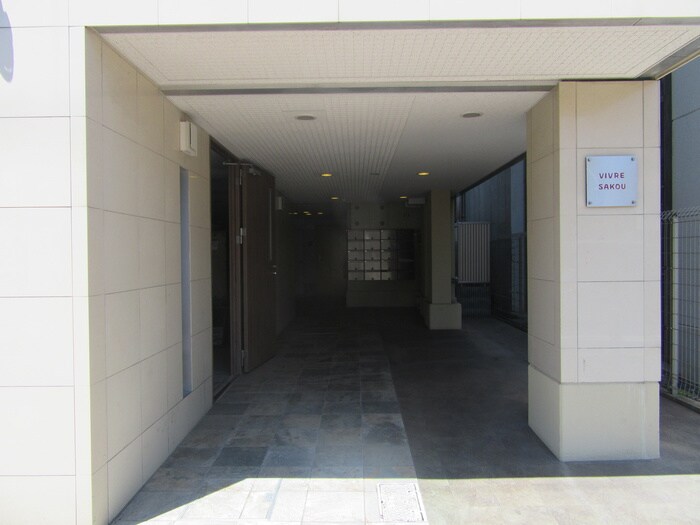 物件外観写真2　(エントランス部分)