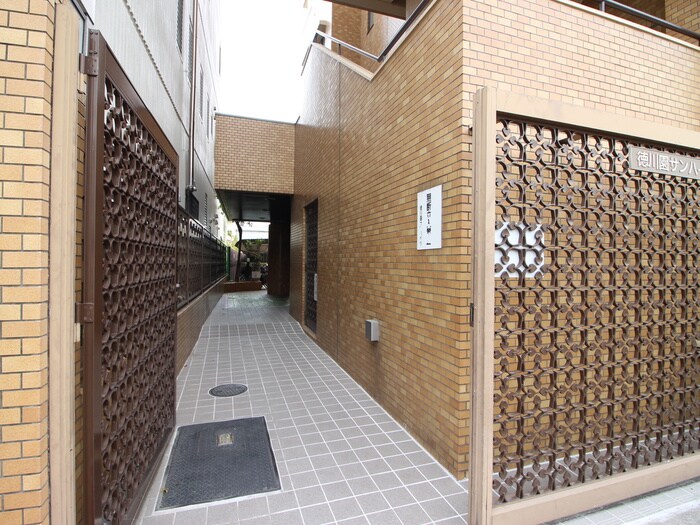 物件外観写真5　(エントランス部分)