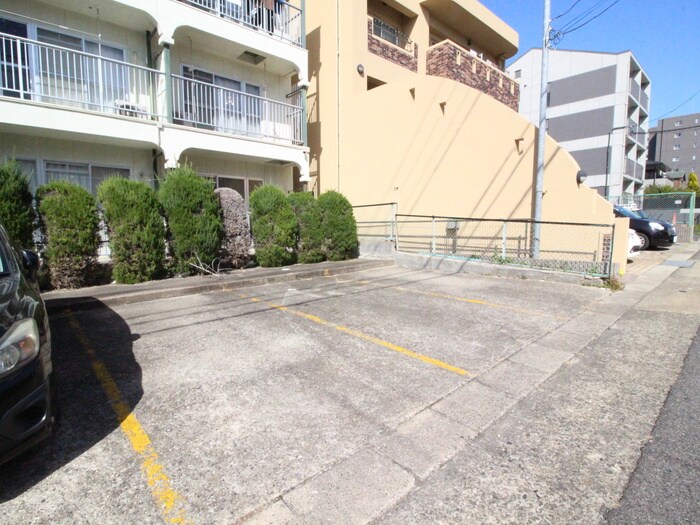 物件外観写真4　(駐車場)