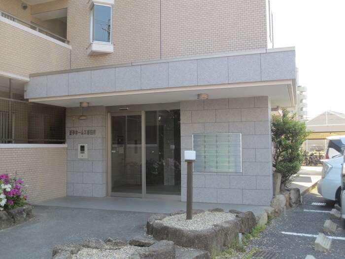 物件外観写真6　(エントランス部分)