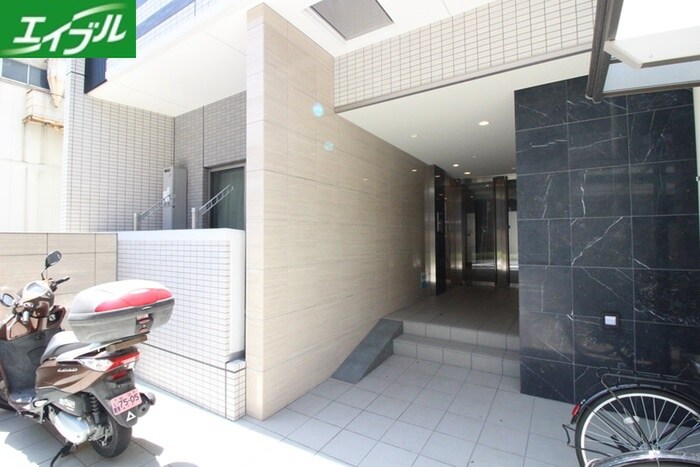 物件外観写真5　(エントランス部分)