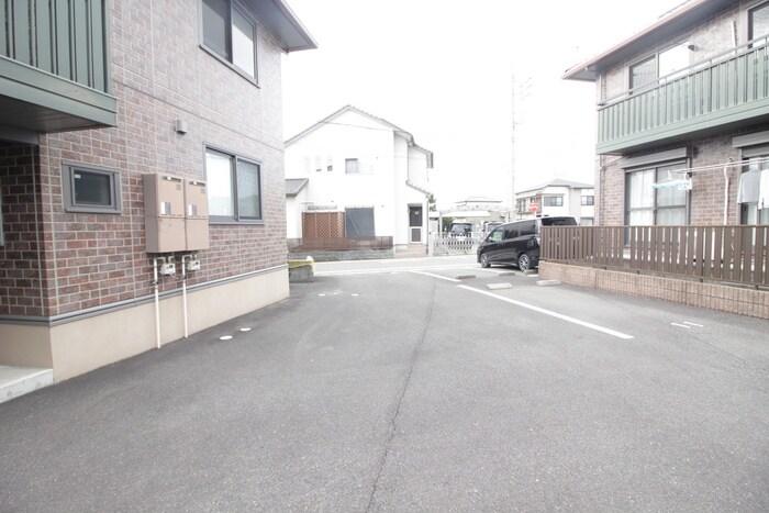 物件外観写真3　(駐車場)