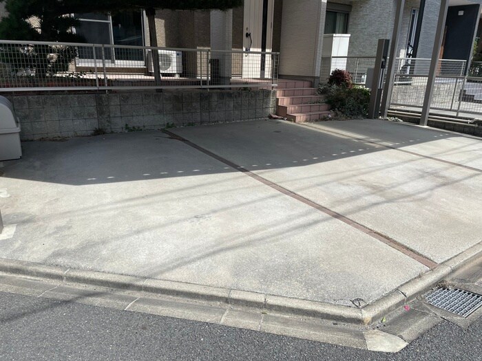 物件外観写真6　(駐車場)