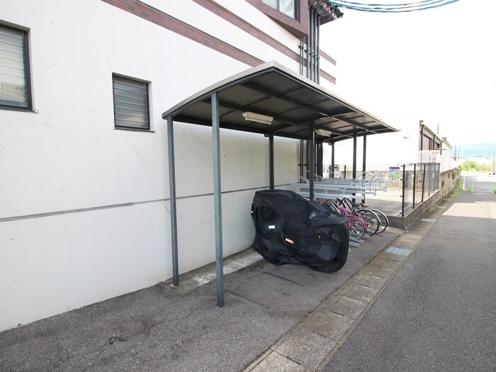 物件外観写真4　(駐輪場)