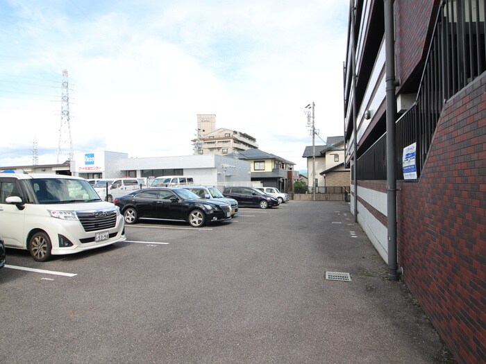 物件外観写真5　(駐車場)