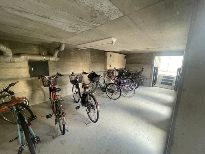 物件外観写真2　(駐輪場)