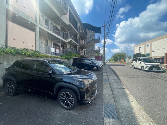 物件外観写真6　(駐車場)