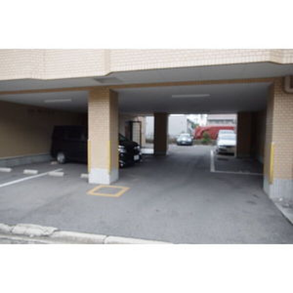 物件外観写真3　(駐車場)