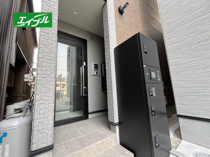 物件外観写真3　(エントランス部分)