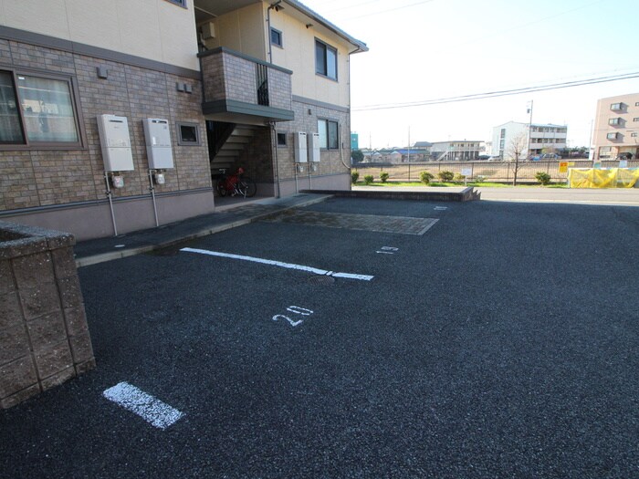 物件外観写真3　(駐車場)