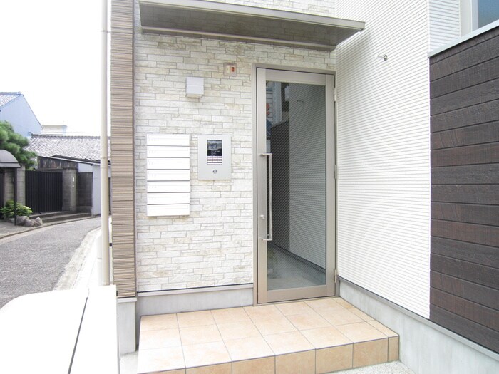 物件外観写真3　(エントランス部分)