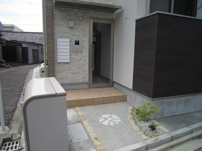 物件外観写真6　(エントランス部分)