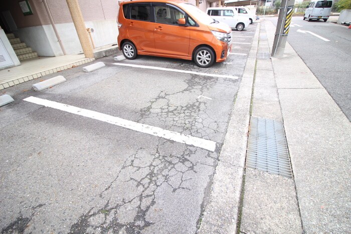 物件外観写真6　(駐車場)