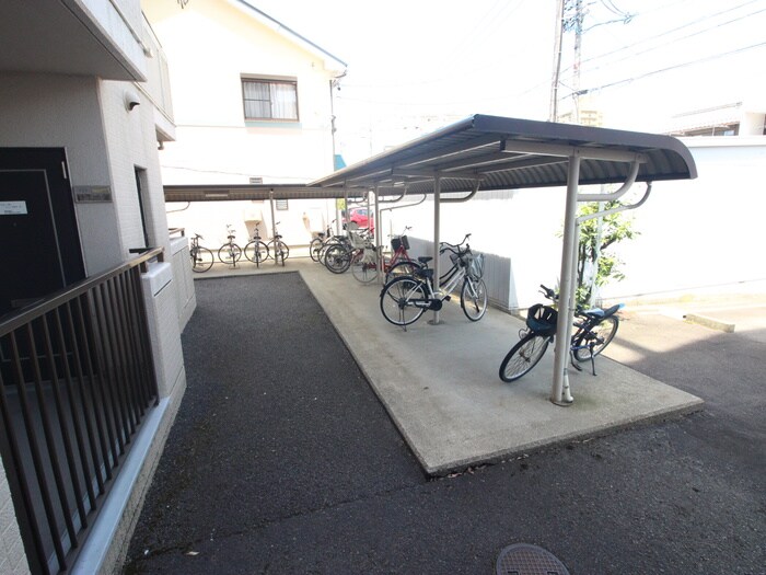 物件外観写真2　(駐輪場)