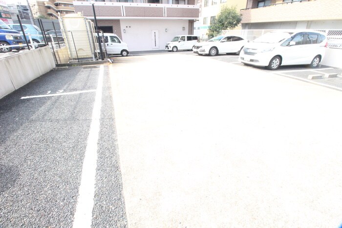 物件外観写真5　(駐車場)