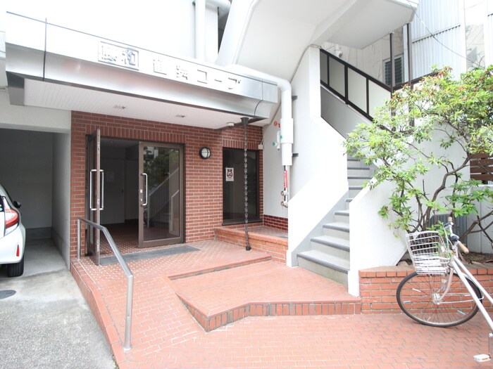 物件外観写真2　(エントランス部分)