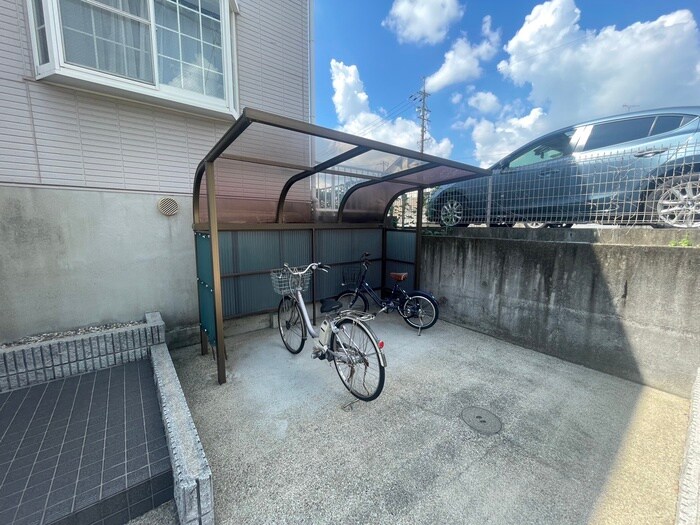 物件外観写真4　(駐輪場)