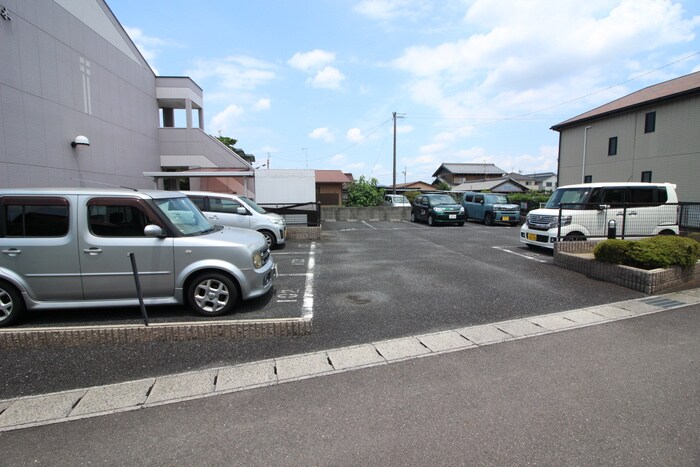 物件外観写真2　(駐車場)