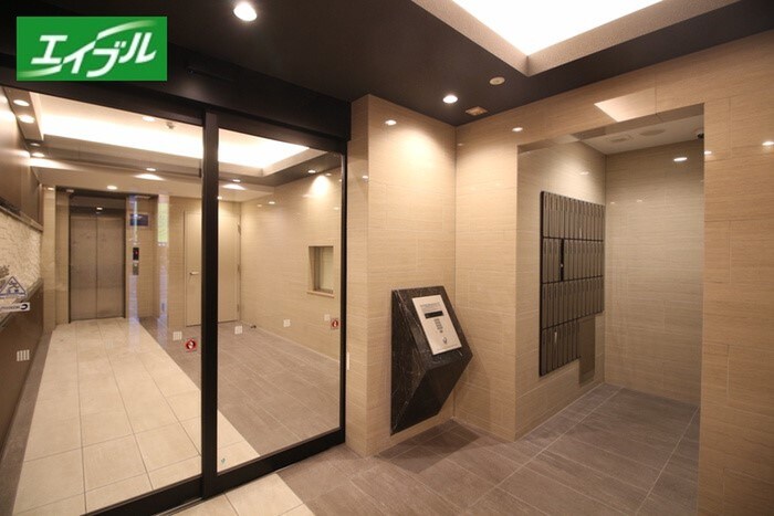 物件外観写真2　(エントランス部分)