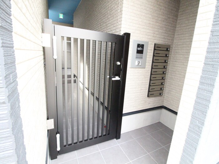 物件外観写真3　(エントランス部分)