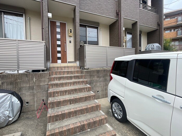 物件外観写真2　(エントランス部分)