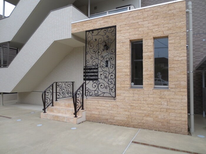 物件外観写真3　(エントランス部分)