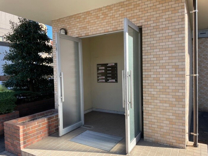 物件外観写真2　(エントランス部分)