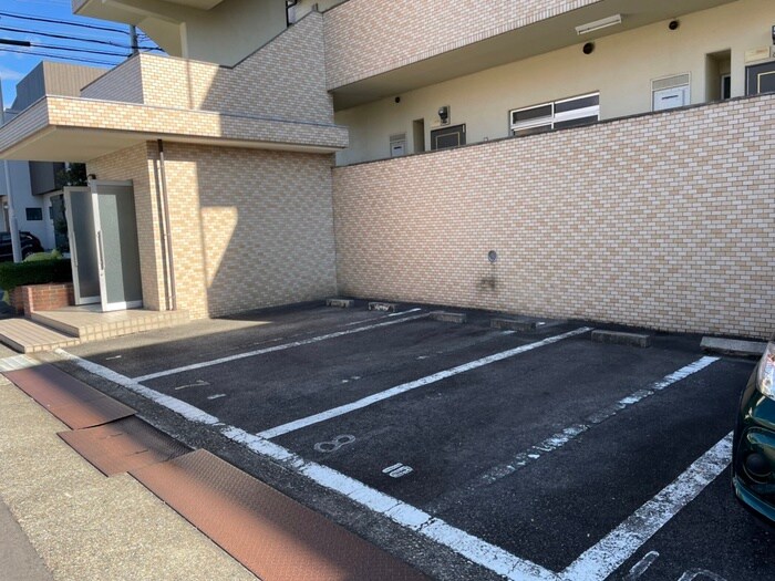 物件外観写真3　(駐車場)
