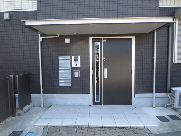 物件外観写真2　(エントランス部分)