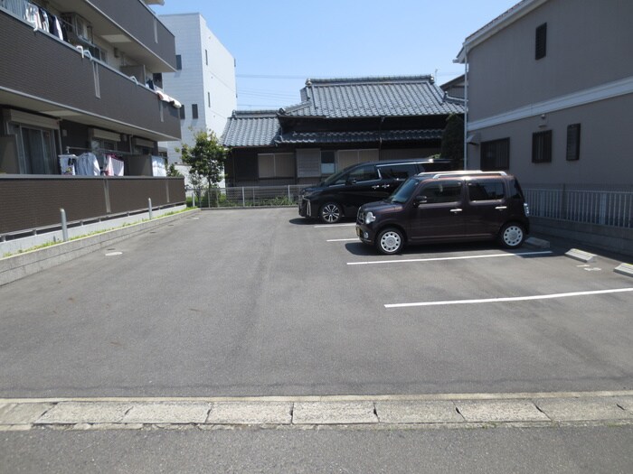 物件外観写真4　(駐車場)