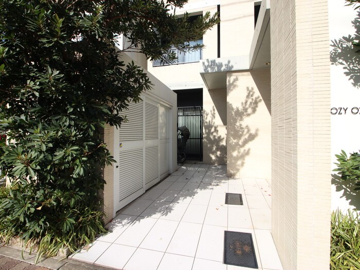 物件外観写真2　(エントランス部分)