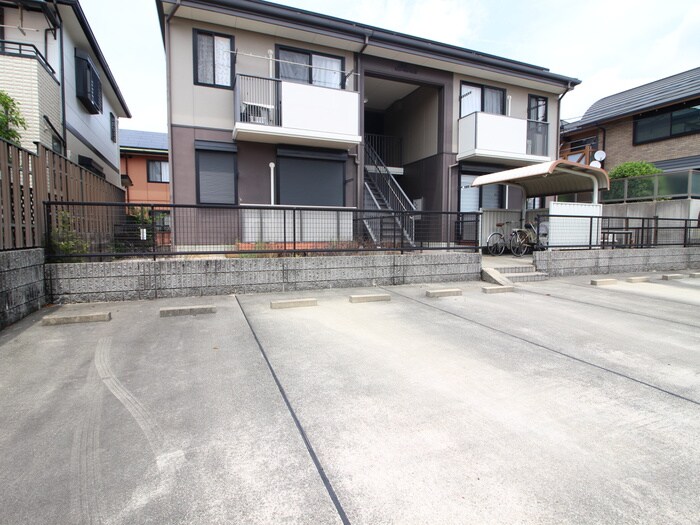 物件外観写真3　(駐車場)