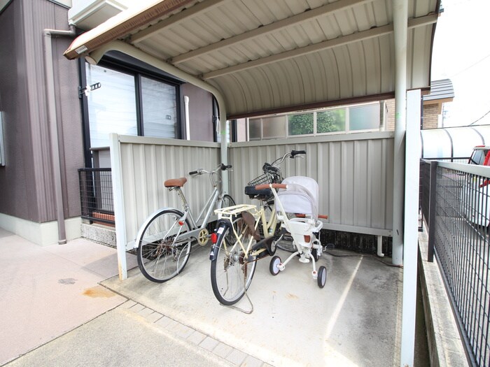 物件外観写真4　(駐輪場)